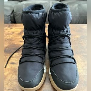 All in motion thermolite snow boot sz6